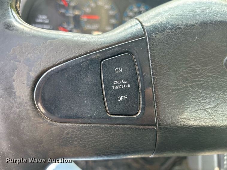 image for item DS8771 2005 International 4300  de-icer truck