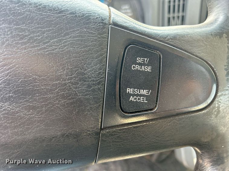 image for item DS8771 2005 International 4300  de-icer truck