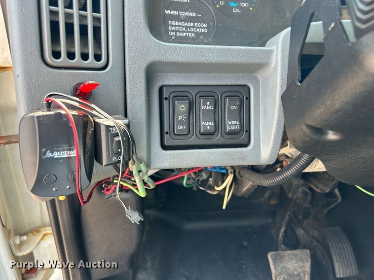 image for item DS8771 2005 International 4300  de-icer truck