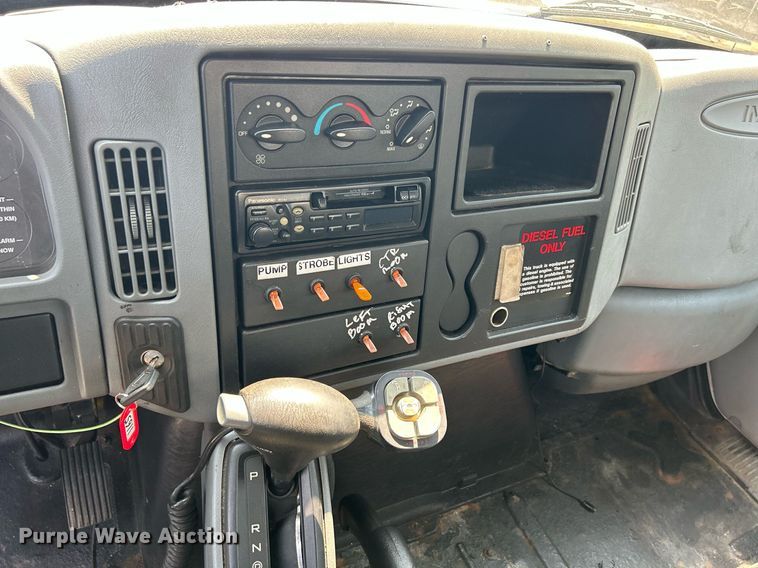 image for item DS8771 2005 International 4300  de-icer truck