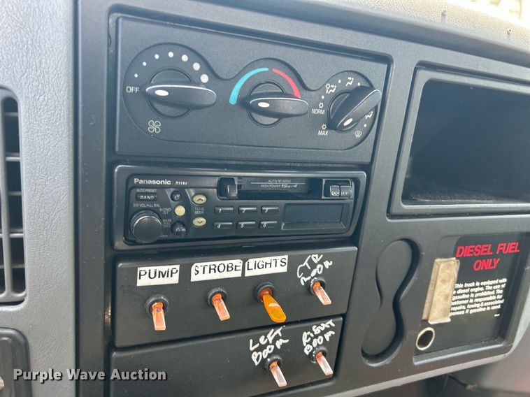 image for item DS8771 2005 International 4300  de-icer truck