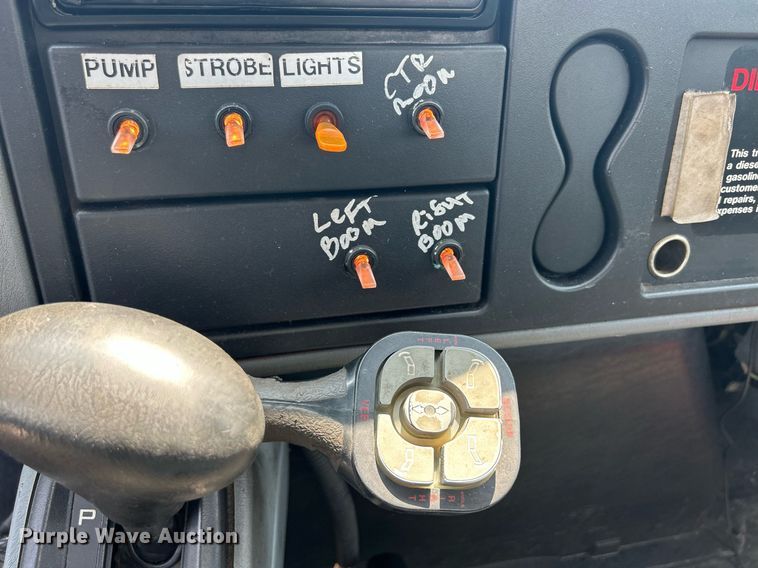 image for item DS8771 2005 International 4300  de-icer truck