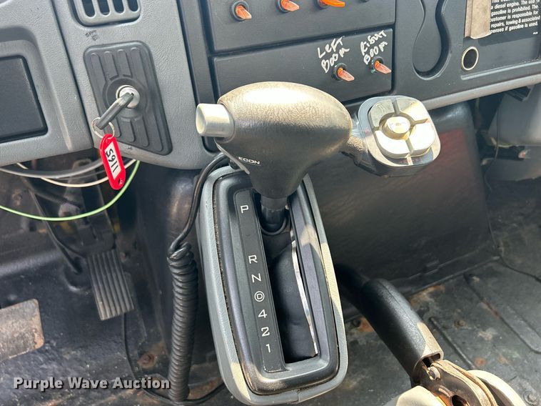 image for item DS8771 2005 International 4300  de-icer truck