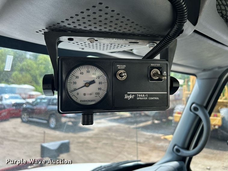 image for item DS8771 2005 International 4300  de-icer truck