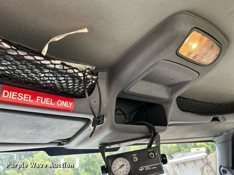 image for item DS8771 2005 International 4300  de-icer truck