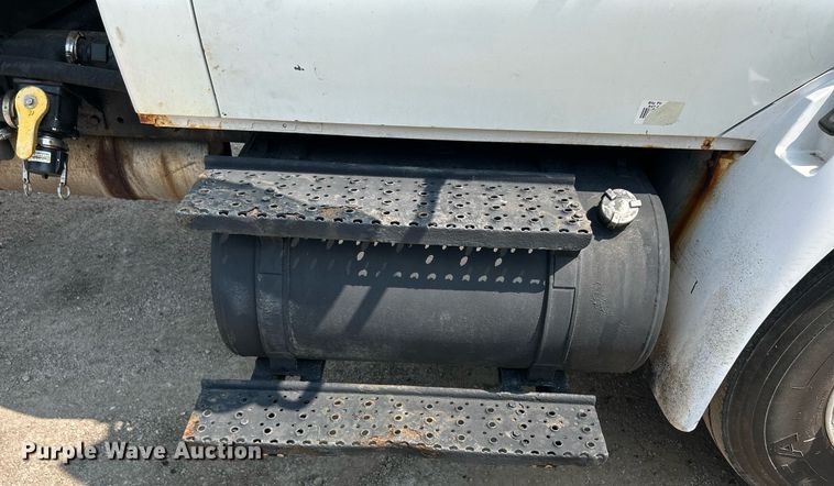 image for item DS8771 2005 International 4300  de-icer truck