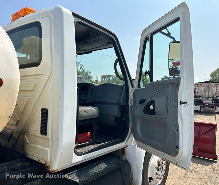 image for item DS8771 2005 International 4300  de-icer truck