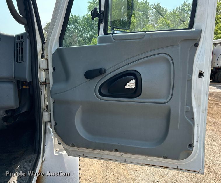 image for item DS8771 2005 International 4300  de-icer truck