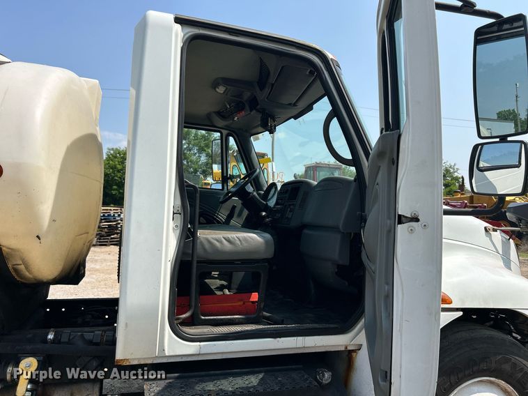 image for item DS8771 2005 International 4300  de-icer truck