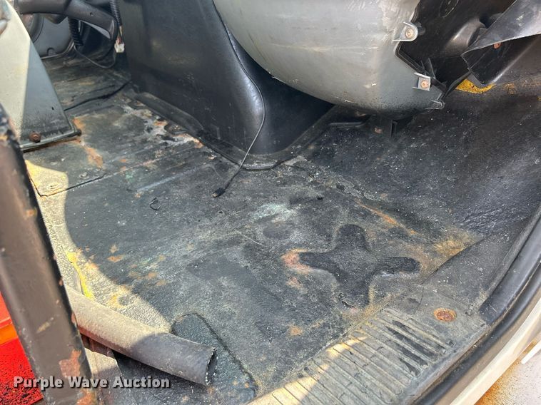 image for item DS8771 2005 International 4300  de-icer truck