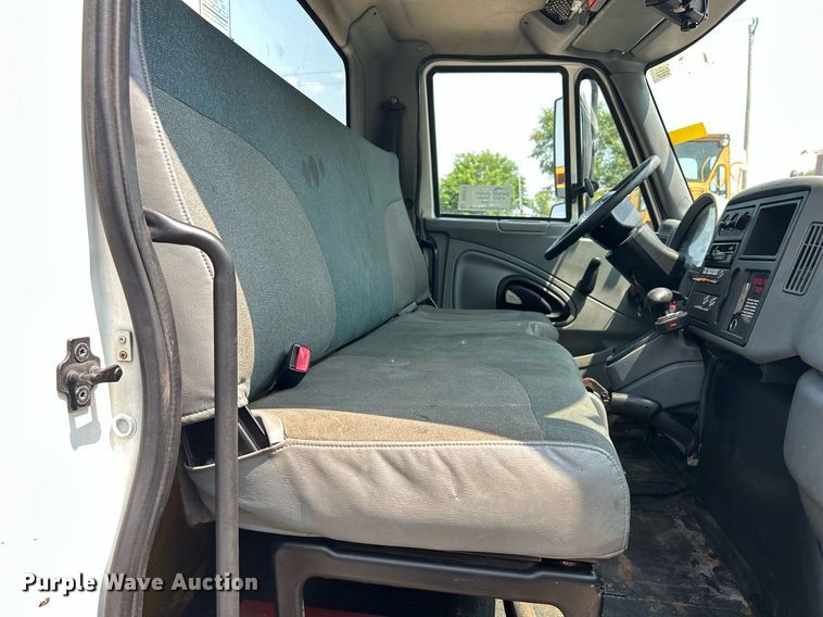 image for item DS8771 2005 International 4300  de-icer truck