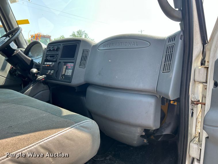 image for item DS8771 2005 International 4300  de-icer truck