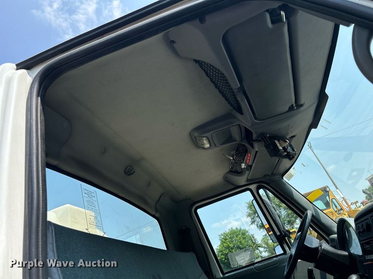 image for item DS8771 2005 International 4300  de-icer truck