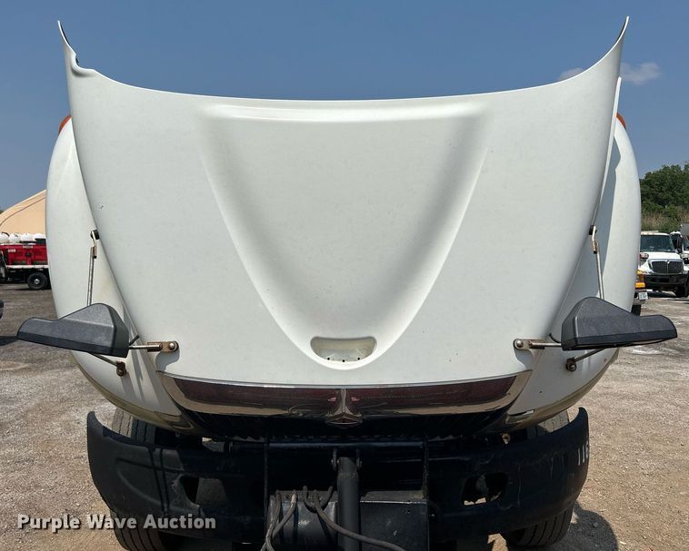 image for item DS8771 2005 International 4300  de-icer truck