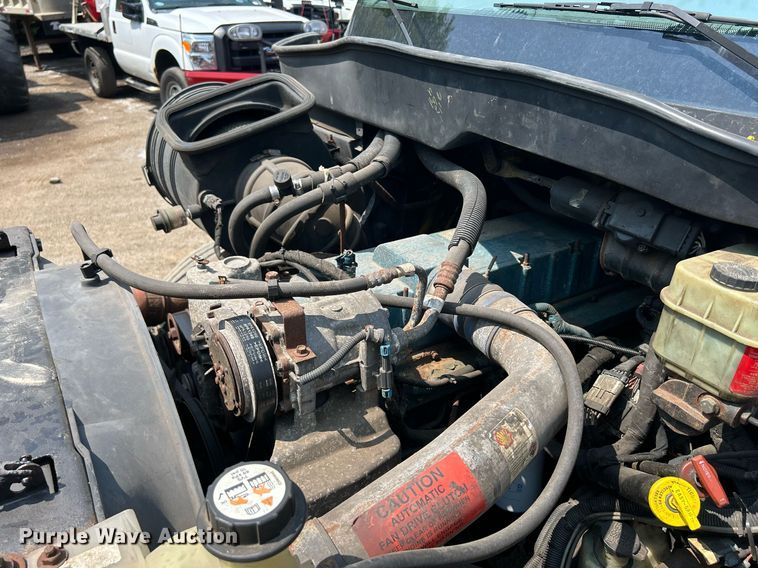 image for item DS8771 2005 International 4300  de-icer truck