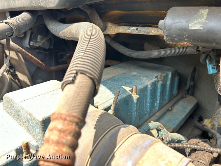 image for item DS8771 2005 International 4300  de-icer truck