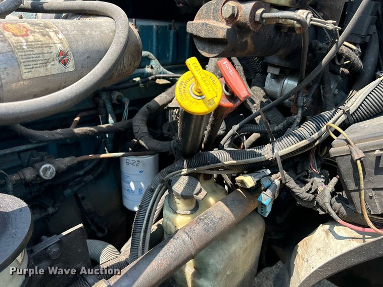 image for item DS8771 2005 International 4300  de-icer truck