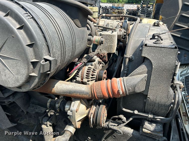 image for item DS8771 2005 International 4300  de-icer truck