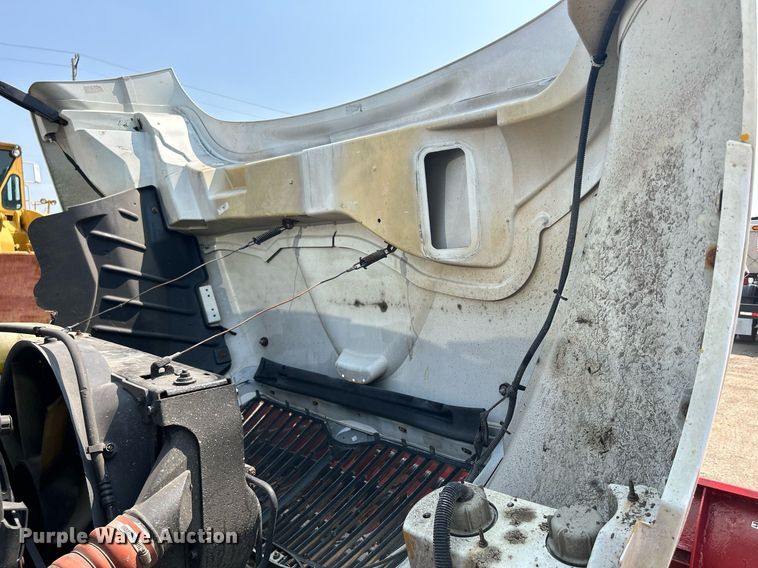 image for item DS8771 2005 International 4300  de-icer truck