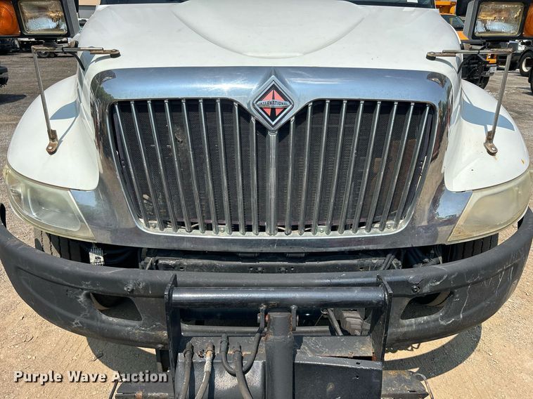 image for item DS8771 2005 International 4300  de-icer truck