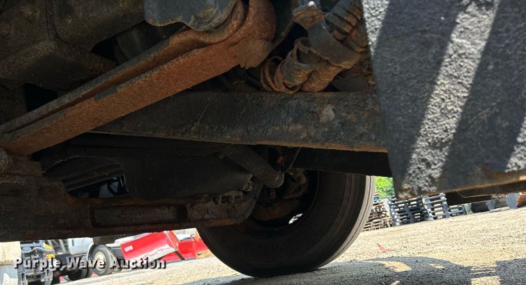 image for item DS8771 2005 International 4300  de-icer truck