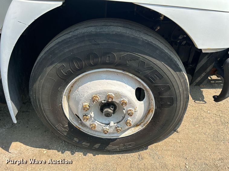 image for item DS8771 2005 International 4300  de-icer truck