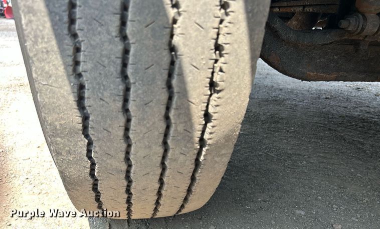 image for item DS8771 2005 International 4300  de-icer truck