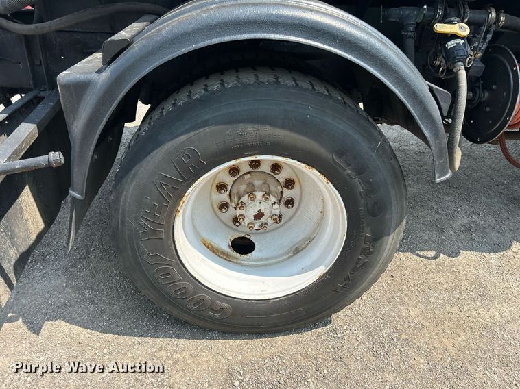 image for item DS8771 2005 International 4300  de-icer truck