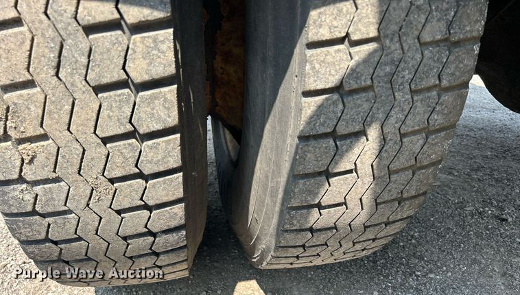 image for item DS8771 2005 International 4300  de-icer truck