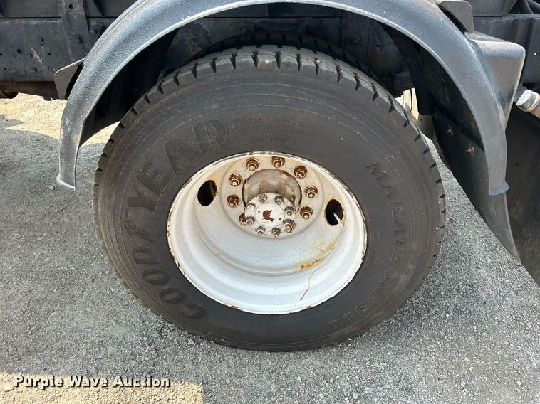 image for item DS8771 2005 International 4300  de-icer truck