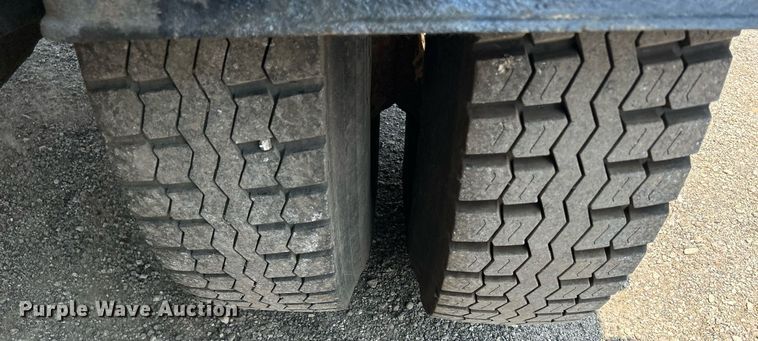 image for item DS8771 2005 International 4300  de-icer truck