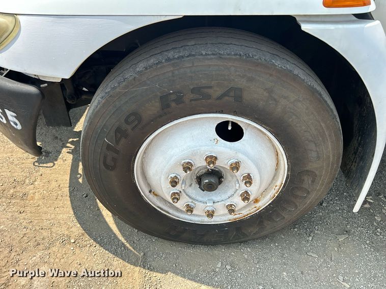 image for item DS8771 2005 International 4300  de-icer truck