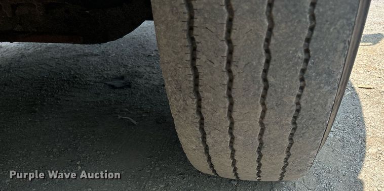 image for item DS8771 2005 International 4300  de-icer truck