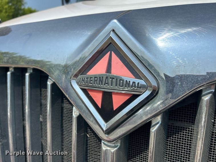 image for item DS8771 2005 International 4300  de-icer truck