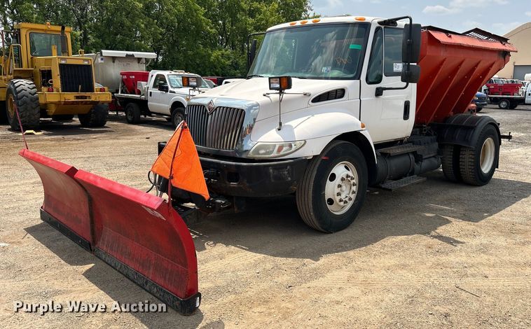 image for item DS8772 2004 International 4300  spreader truck