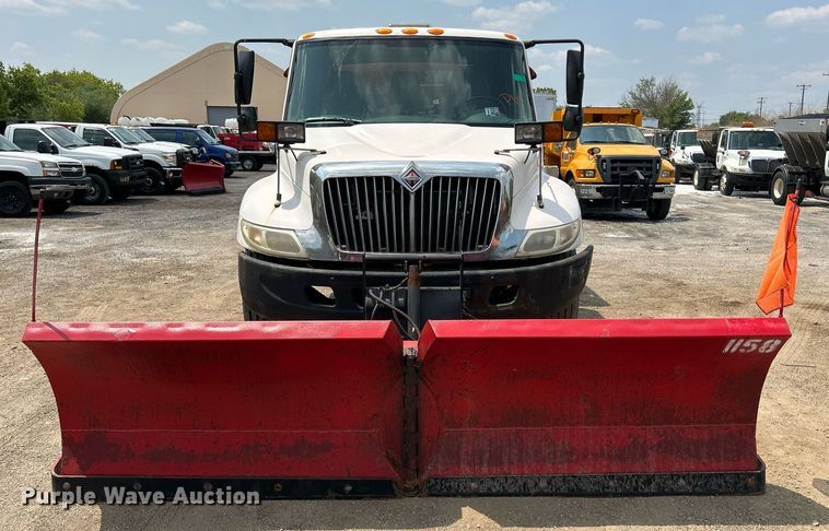 image for item DS8772 2004 International 4300  spreader truck