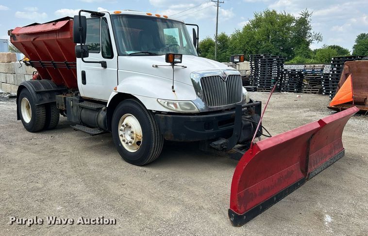 image for item DS8772 2004 International 4300  spreader truck