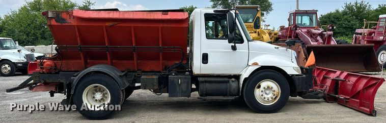 image for item DS8772 2004 International 4300  spreader truck