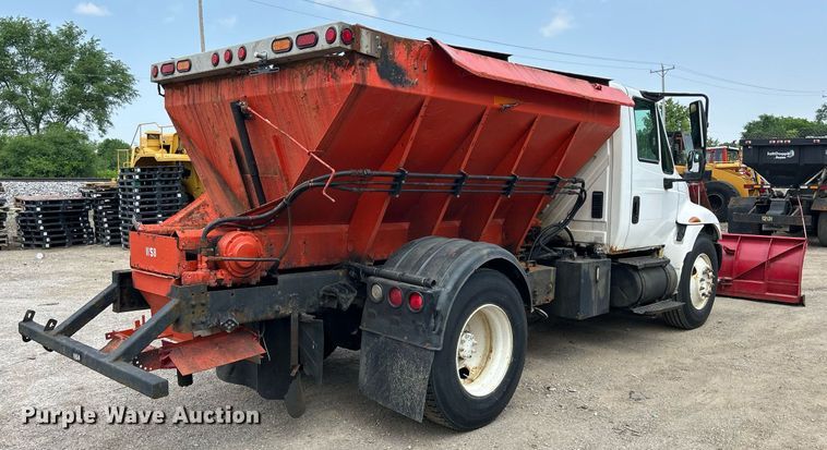 image for item DS8772 2004 International 4300  spreader truck