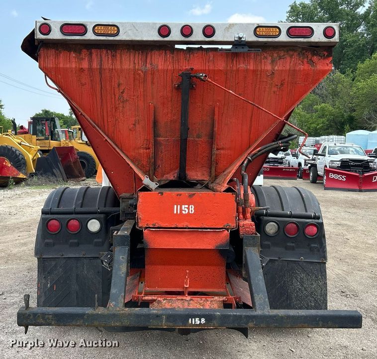 image for item DS8772 2004 International 4300  spreader truck