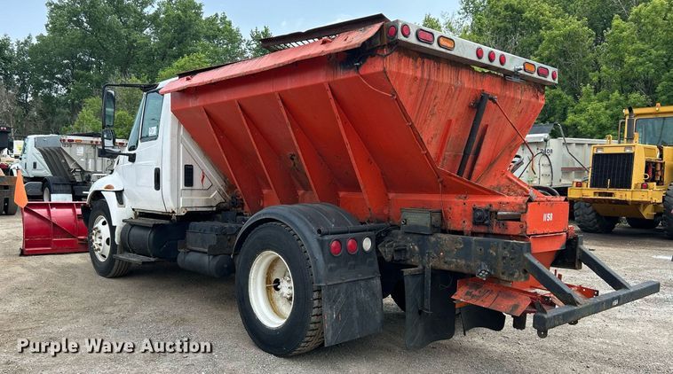 image for item DS8772 2004 International 4300  spreader truck