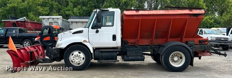 image for item DS8772 2004 International 4300  spreader truck