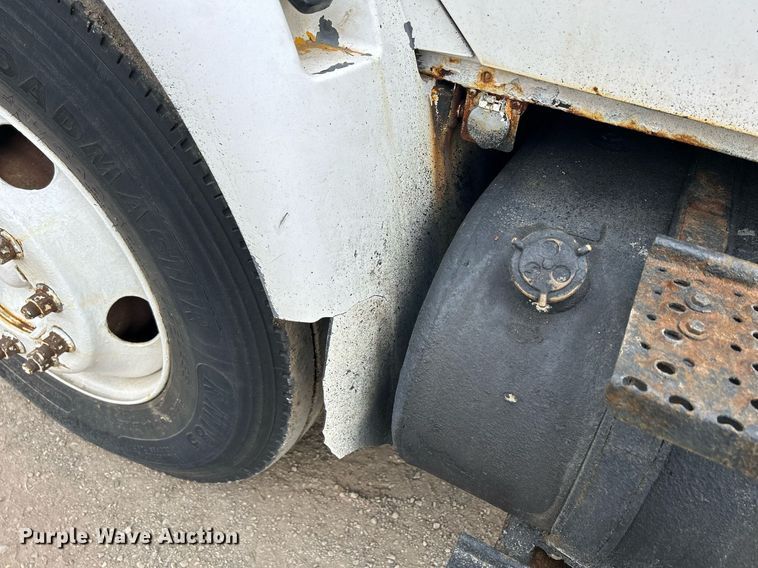 image for item DS8772 2004 International 4300  spreader truck