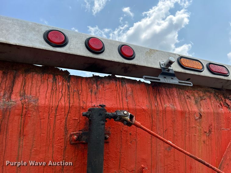 image for item DS8772 2004 International 4300  spreader truck