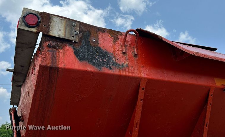 image for item DS8772 2004 International 4300  spreader truck