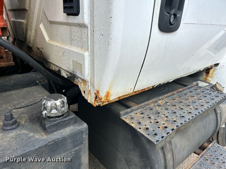 image for item DS8772 2004 International 4300  spreader truck