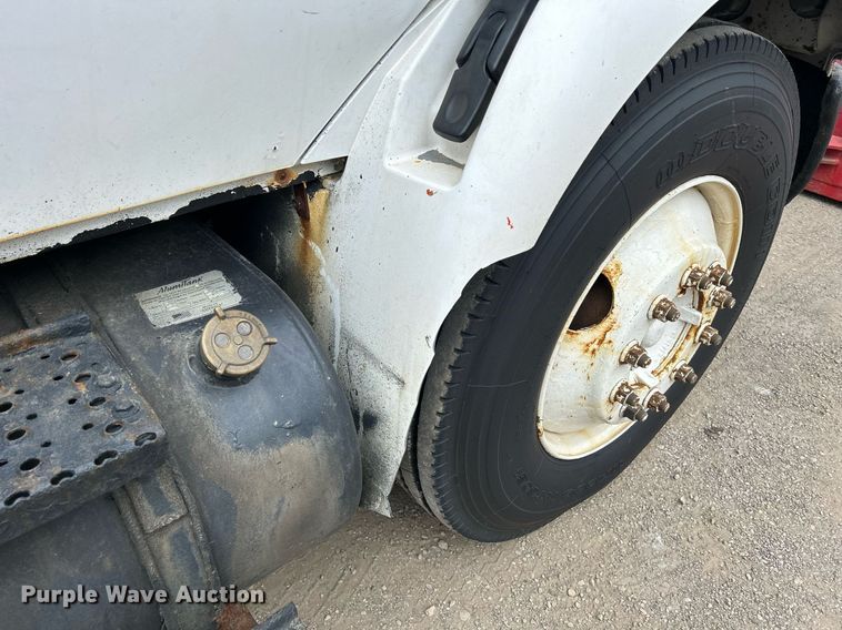 image for item DS8772 2004 International 4300  spreader truck