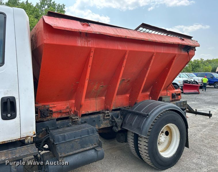 image for item DS8772 2004 International 4300  spreader truck