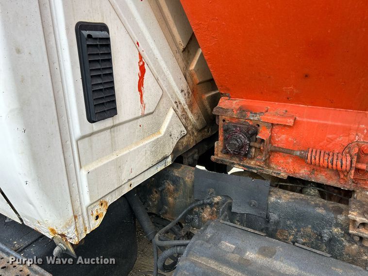 image for item DS8772 2004 International 4300  spreader truck