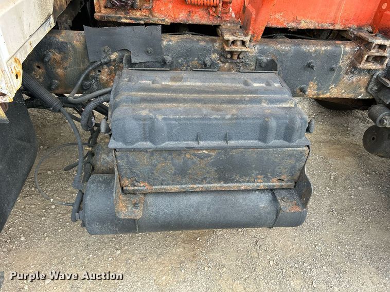 image for item DS8772 2004 International 4300  spreader truck